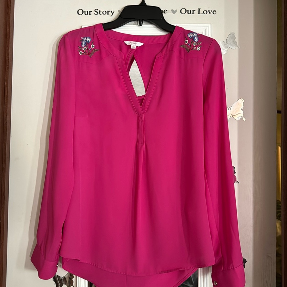 It’s from the brand candies the color is hot pink Loose fit lightweight